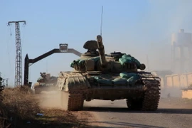 Xe tăng của quân đội Syria tiến vào thị trấnTal Jabin, phía bắc thành phố Aleppo ngày 3/2. (Ảnh: AFP/TTXVN)