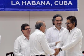 Đại diện Chính phủ Colombia (trái) và đại diện FARC (phải) tại lễ ký thỏa thuận hòa đàm, tại cuộc đàm phán ở Havana, Cuba ngày 15/12. (Ảnh: THX/TTXVN)