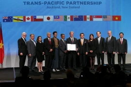 Bộ trưởng Thương mại và Kinh tế các nước thành viên tham gia TPP tại lễ ký. (Ảnh: AFP/TTXVN)