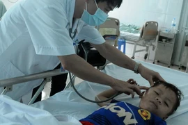 Cấp cứu một em nhỏ bị ong rừng đốt. Ảnh minh họa. (Nguồn: TTXVN)