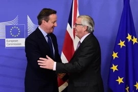 Chủ tịch Ủy ban châu Âu (EC) Jean-Claude Juncker (phải) và Thủ tướng Anh David Cameron. (Ảnh: AFP/TTXVN)