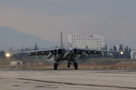 Máy bay Su-24 của Nga tham gia chiến dịch không kích IS hạ cánh xuống căn cứ quân sự ở tỉnh Latakia, Syria. (Ảnh: AFP/TTXVN)