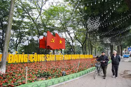 Khu vực quanh hồ Hoàn Kiếm được trang hoàng chào mừng Đại hội. (Ảnh: Hà My/TTXVN)