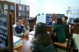 Người dân, doanh nghiệp đến làm thủ tục nộp thuế. (Nguồn: TTXVN)