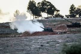 Xe tăng của Thổ Nhĩ Kỳ bắn pháo về các mục tiêu của lực lượng Kurd ở phía biên giới Syria ngày 17/2. (Ảnh: AFP/TTXVN)