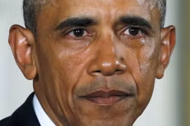 Tổng thống Mỹ Barack Obama ngày 6/1 đã bật khóc trước ống kính truyền hình khi có bài phát biểu về việc kiểm soát súng đạn tại Mỹ. (Ảnh: Reuters)