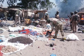 Khu lán trại của nhóm khủng bố Boko Haram sau cuộc đột kích của quân đội Nigeria. (Nguồn: THX/TTXVN)