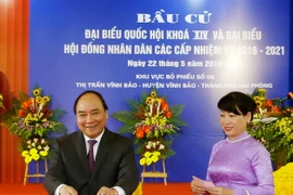 Thủ tướng Nguyễn Xuân Phúc và phu nhân đến bỏ phiếu bầu cử đại biểu Quốc hội khóa XIV và đại biểu Hội đồng nhân dân các cấp nhiệm kỳ 2016-2021. (Ảnh: Thống Nhất/TTXVN)