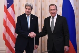 Ngoại trưởng Mỹ John Kerry (trái) và Ngoại trưởng Nga Sergei Lavrov trước cuộc gặp song phương tại Moskva (Nga) ngày 15/12/2015. (Ảnh: AFP/TTXVN)