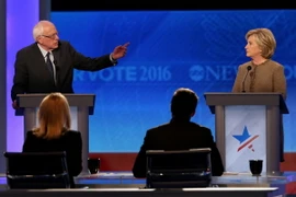 Ông Bernie Sanders (trái) và Hillary Clinton trong cuộc tranh luận lần thứ 3 của các ứng cử viên Đảng Dân chủ tham gia tranh cử Tổng thống Mỹ năm 2016. (Ảnh: AFP/TTXVN)