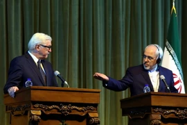 Ngoại trưởng Đức Frank-Walter Steinmeier (trái) và người đồng cấp Iran Mohammad Javad Zarif tại cuộc họp báo ở Tehran tháng 10/2015. (Ảnh: AFP/TTXVN)