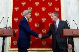 Ngoại trưởng Nga Sergei Lavrov và người đồng cấp Mỹ John Kerry bát tay tại cuộc họp báo chung ở thủ đô Moskva. (Nguồn: AFP/TTXVN)