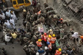 Nhân viên cứu hộ nỗ lực tìm kiếm nạn nhân vụ sập cầu ở Kolkata. (Nguồn: THX/TTXVN)