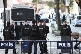 Cảnh sát phong tỏa hiện trường vụ nổ để tiến hành điều tra. (Ảnh: AFP/TTXVN)