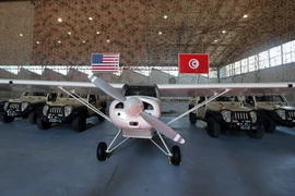 Thiết bị quân sự mà Mỹ cung cấp cho Tunisia tại căn cứ không quân Aouina ở Tunis ngày 12/5. (Nguồn: EPA/TTXVN)