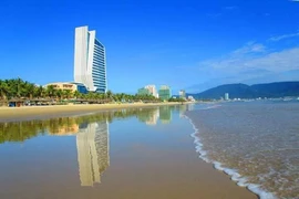 Khách sạn Grand Tourane nằm tại vị trí đắc địa bên bãi biển Mỹ Khê. (Ảnh: Trần Lê/Vietnam+) 
