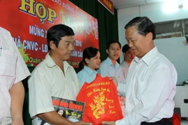 Tặng quà cho người lao động dịp Tết Bính Thân 2016. (Ảnh: TTXVN)