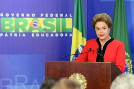 Tổng thống Brazil Dilma Rousseff phát biểu trong lễ ký thỏa thuận bồi thường tại Brasilia ngày 2/3. (Nguồn: THX/TTXVN)