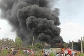 Đám cháy với cột khói đen cao hàng trăm mét. (Ảnh: Sỹ Tuyên/TTXVN)
