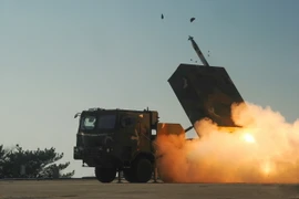 Hàn Quốc triển khai hệ thống đánh chặn tên lửa Chunmoo tại khu vực biên giới liên Triều. (Ảnh: YONHAP/TTXVN)