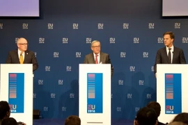 Chủ tịch Uỷ ban châu Âu Jean-Claude Juncker (giữa) tại cuộc họp báo với Thủ tướng Hà Lan Mark Rutte (phải) ở Amsterdam, Hà Lan ngày 7/1. (Ảnh: THX/TTXVN)