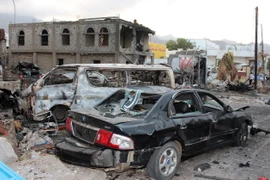 Hiện trường vụ đánh bom xe gần Phủ Tổng thống Yemen. (Ảnh: AFP/TTXVN)