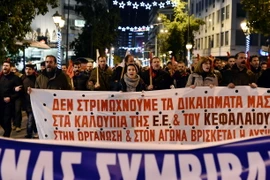 Hàng nghìn người dân Hy Lạp biểu tình phản đối chính sách khắc khổ của chính phủ hôm 15/12. (Ảnh: AFP/TTXVN)