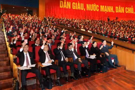 Các đại biểu biểu quyết thông qua Chương trình Đại hội. (Ảnh: TTXVN)