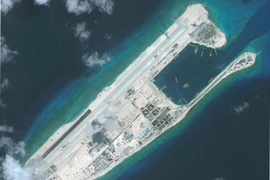 Đường băng phi pháp Trung Quốc xây dựng trên Đá Chữ Thập. (Nguồn: AFP)