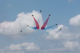 Pha nhào lộn nghệ thuật của đội bay Hàn Quốc trong ngày khai mạc Singapore Air Show 2016. (Ảnh: Lê Hải-Mỹ Bình/Vietnam+)