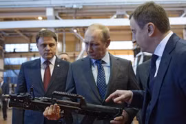 Tổng thống Nga Vladimir Putin thăm một nhà máy sản xuất vũ khí. (Nguồn: engineeringrussia.wordpress.com)