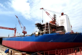 Hoàn thiện tàu chở dầu 104.000 tấn tại Công ty Công nghiệp Tàu thủy Dung Quất. (Ảnh: TTXVN)