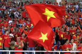 Cổ động viên đến sân cổ vũ cho đội tuyển bóng đá Việt Nam. (Nguồn: TTXVN)