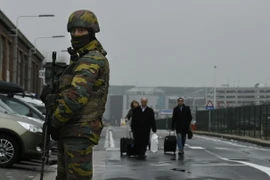 Lực lượng an ninh Bỉ gác trên tuyến đường bên ngoài sân bay Zaventem. (Nguồn: AFP/TTXVN)