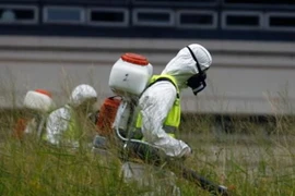 Nhân viên y tế phun thuốc diệt muỗi tại huyện Ganxian, tỉnh Giang Tây ngày 3/2. (Ảnh: THX/ TTXVN)