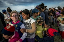 Người tị nạn và di cư mắc kẹt tại khu vực biên giới Hy Lạp- Macedonia ngày 27/4. (Nguồn: AFP/TTXVN)