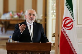 Ngoại trưởng Iran Mohammad Javad Zarif trong một buổi họp báo tại Tehran ngày 6/1. (Ảnh: AFP/TTXVN) 