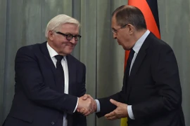 Ngoại trưởng Nga Sergei Lavrov (phải) gặp người đồng cấp Đức Frank-Walter Steinmeier tại Moskva. (Nguồn: AFP/TTXVN)