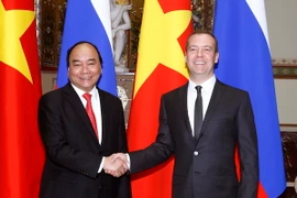 Thủ tướng LB Nga D. Medvedev đón Thủ tướng Nguyễn Xuân Phúc. (Ảnh: Thống Nhất/TTXVN)
