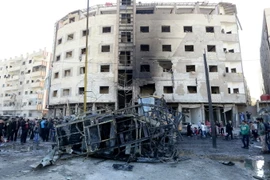 Hiện trường vụ đánh bom kép tại thủ đô Damascus của Syria. (Ảnh: AFP/TTXVN)