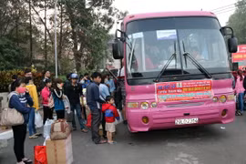 Một chuyến xe miễn phí chở công nhân về quê ăn Tết. (Ảnh: TTXVN)