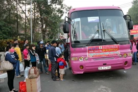 Một chuyến xe miễn phí chở công nhân về quê ăn Tết. (Ảnh: TTXVN)