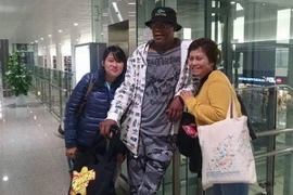 Ngôi sao Hollywood Samuel L. Jackson chụp ảnh cùng người hâm mộ tại sân bay Nội Bài. (Ảnh: Thanh Huyền/Vietnam+)