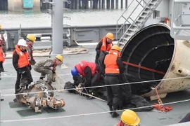 Những mảnh vỡ nghi từ tên lửa phóng vệ tinh của Triều Tiên. (Ảnh: AFP/TTXVN)