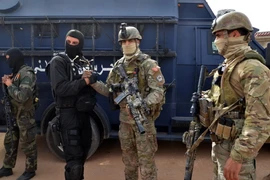 Lực lượng đặc nhiệm Tunisia trong chiến dịch truy quét khủng bố tại thị trấn Ben Guerdane, gần biên giới Libya. (Nguồn: AFP/TTXVN)