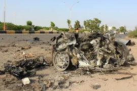 Hiện trường vụ đánh bom tự sát vào đoàn xe chở tỉnh trưởng Aden, Yemen hôm 5/1. (Ảnh: AFP/TTXVN)