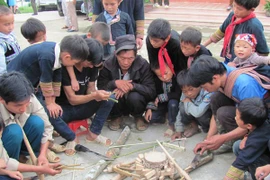 Học sinh trường Tiểu học Tả Phìn (Lào Cai) học làm nhạc cụ dân tộc trong giờ ra chơi. (Ảnh: Phạm Mai/Vietnam+)