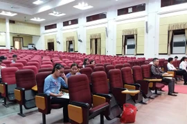 Chỉ còn một ngày nữa là hết hạn nộp hồ sơ xét tuyển đại học, nhưng sáng nay Đại học Kinh tế Quốc dân chỉ có ít thí sinh đến nộp hồ sơ. (Ảnh: Phạm Mai/Vietnam+)