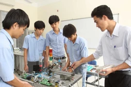 Trong giáo dục định hướng ứng dụng POHE, đào tạo luôn phải gắn với thực tiễn và thực hành. (Ảnh: Phương Vy/TTXVN)