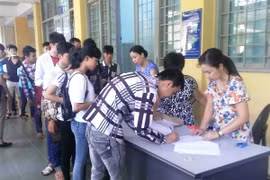 Thí sinh xếp hàng làm thủ tục rút hồ sơ tại Đại học Bách khoa Hà Nội năm 2015 (Ảnh: Phạm Mai/Vietnam+)